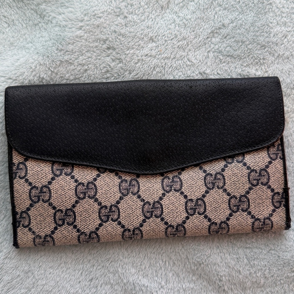 Gucci Black and Cream Monogram Clutch - Picture 2 of 16